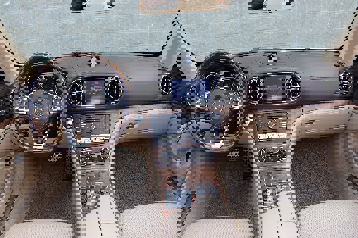 Used 2017 Mercedes-Benz SL 550 w/ Driver Assistance Package image 10