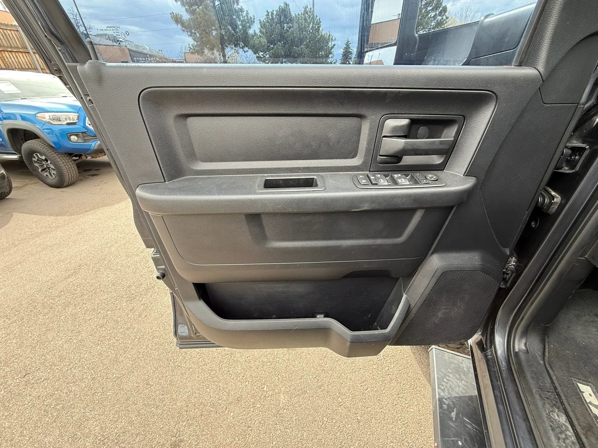 Used 2015 RAM 2500 Tradesman w/ Chrome Appearance Group AWD/4WD image 33