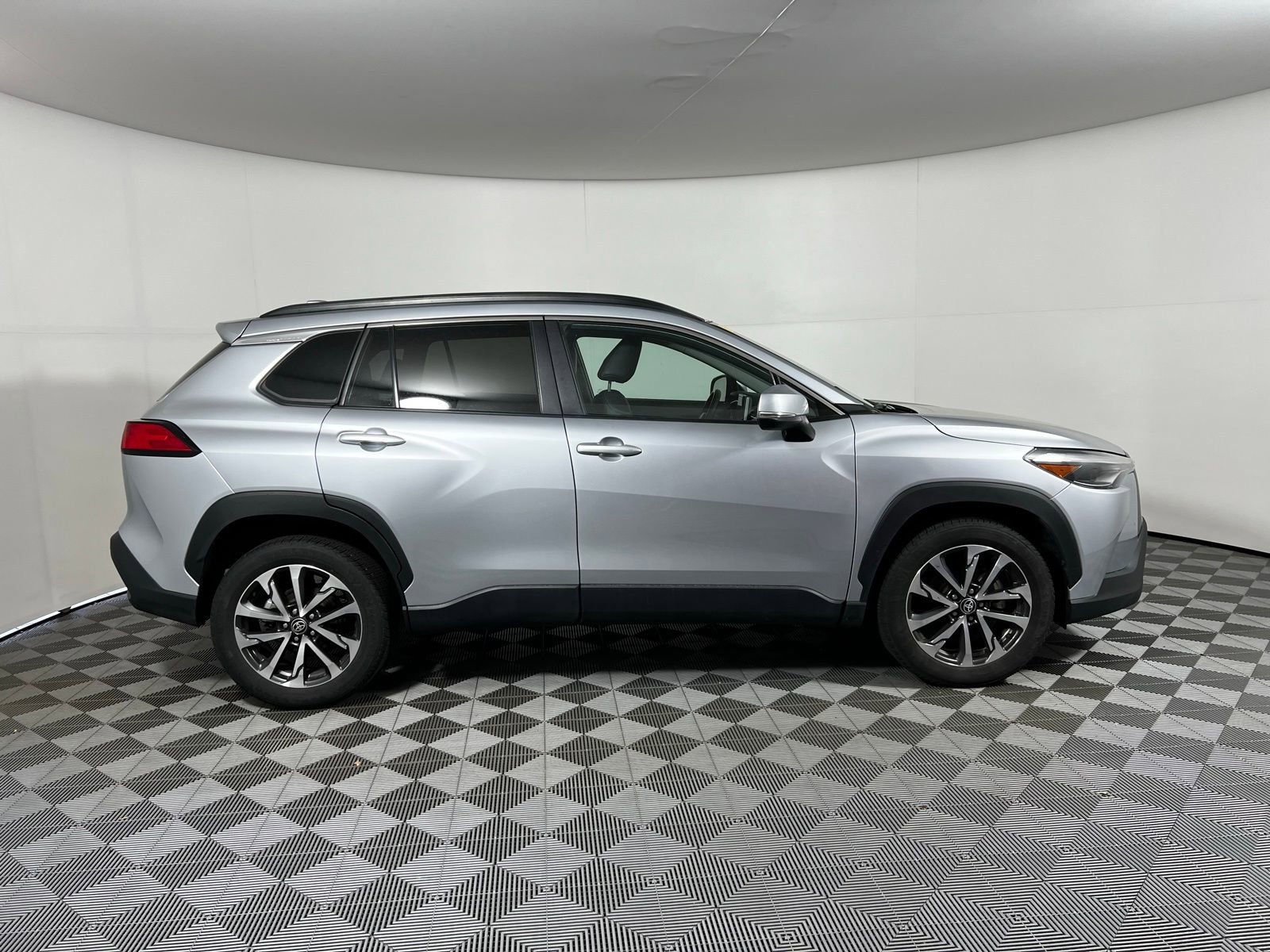 Used 2024 Toyota Corolla Cross XLE FWD image 4