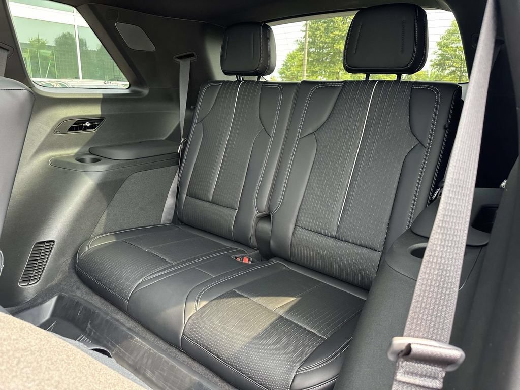 New 2027 Cadillac Vistiq Sport w/ LPO, Floor Liner Package AWD/4WD image 10
