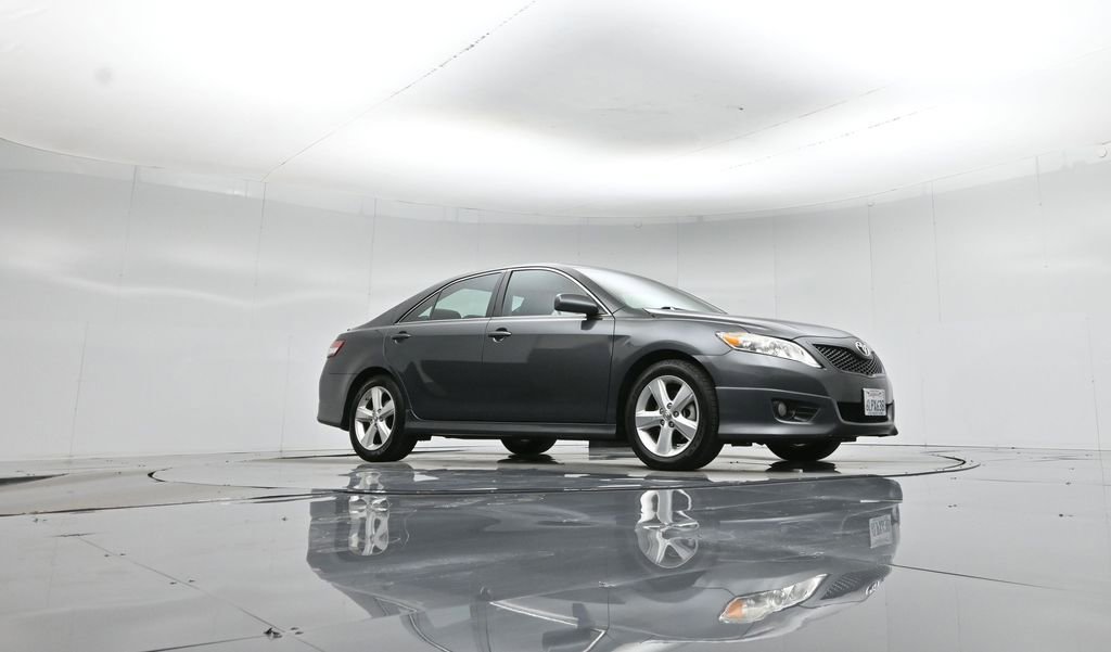 Used 2010 Toyota Camry SE image 2