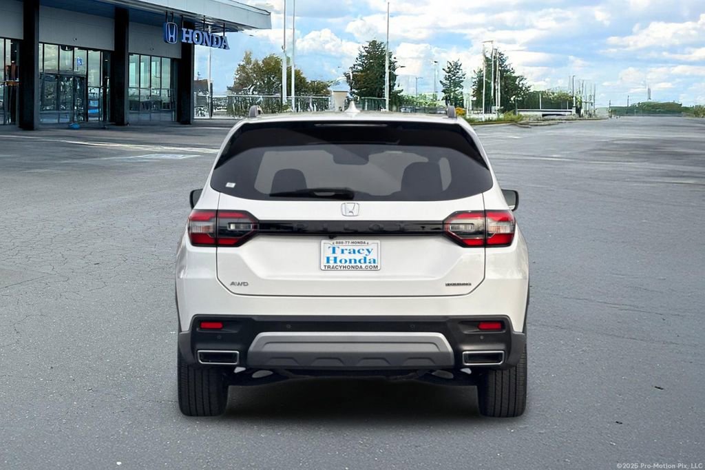 Certified 2025 Honda Pilot Touring image 8