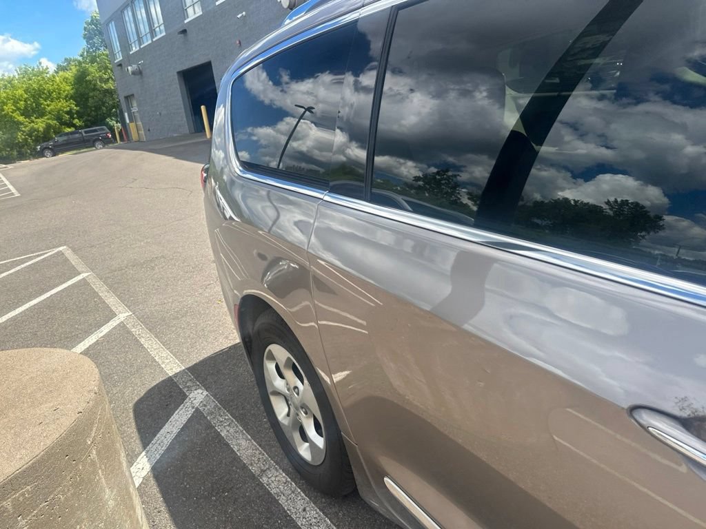 Used 2017 Chrysler Pacifica Touring-L Plus FWD image 7
