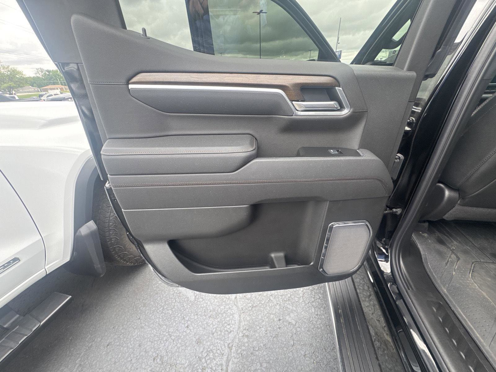 Used 2025 Chevrolet Silverado 1500 High Country AWD/4WD image 9