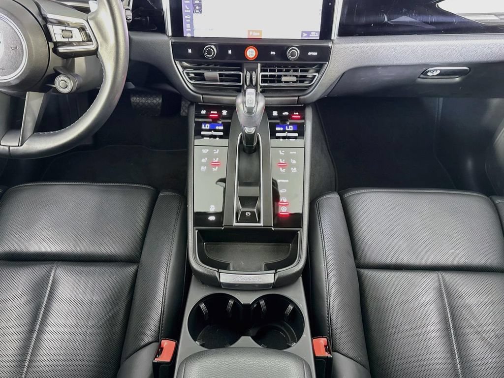 Certified 2024 Porsche Macan AWD/4WD image 16