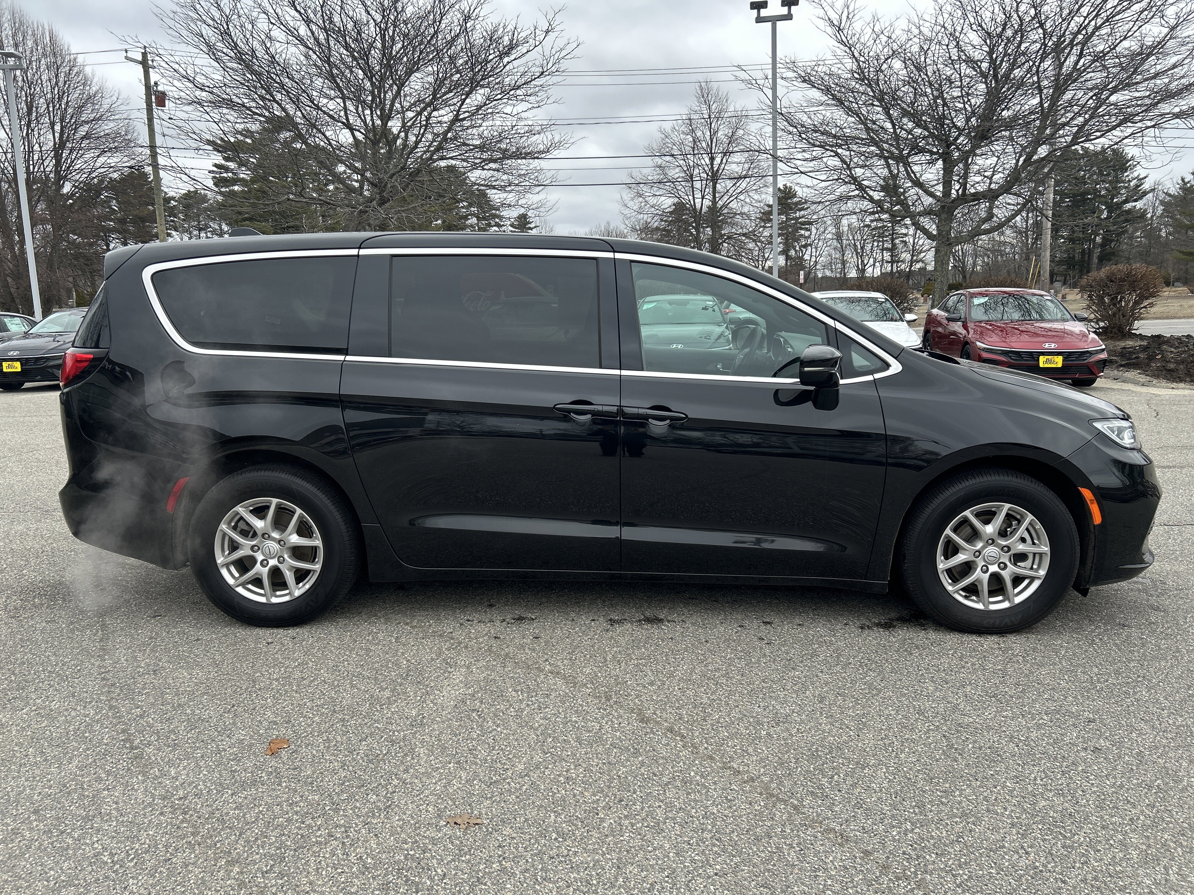 Used 2025 Chrysler Pacifica Select FWD image 4