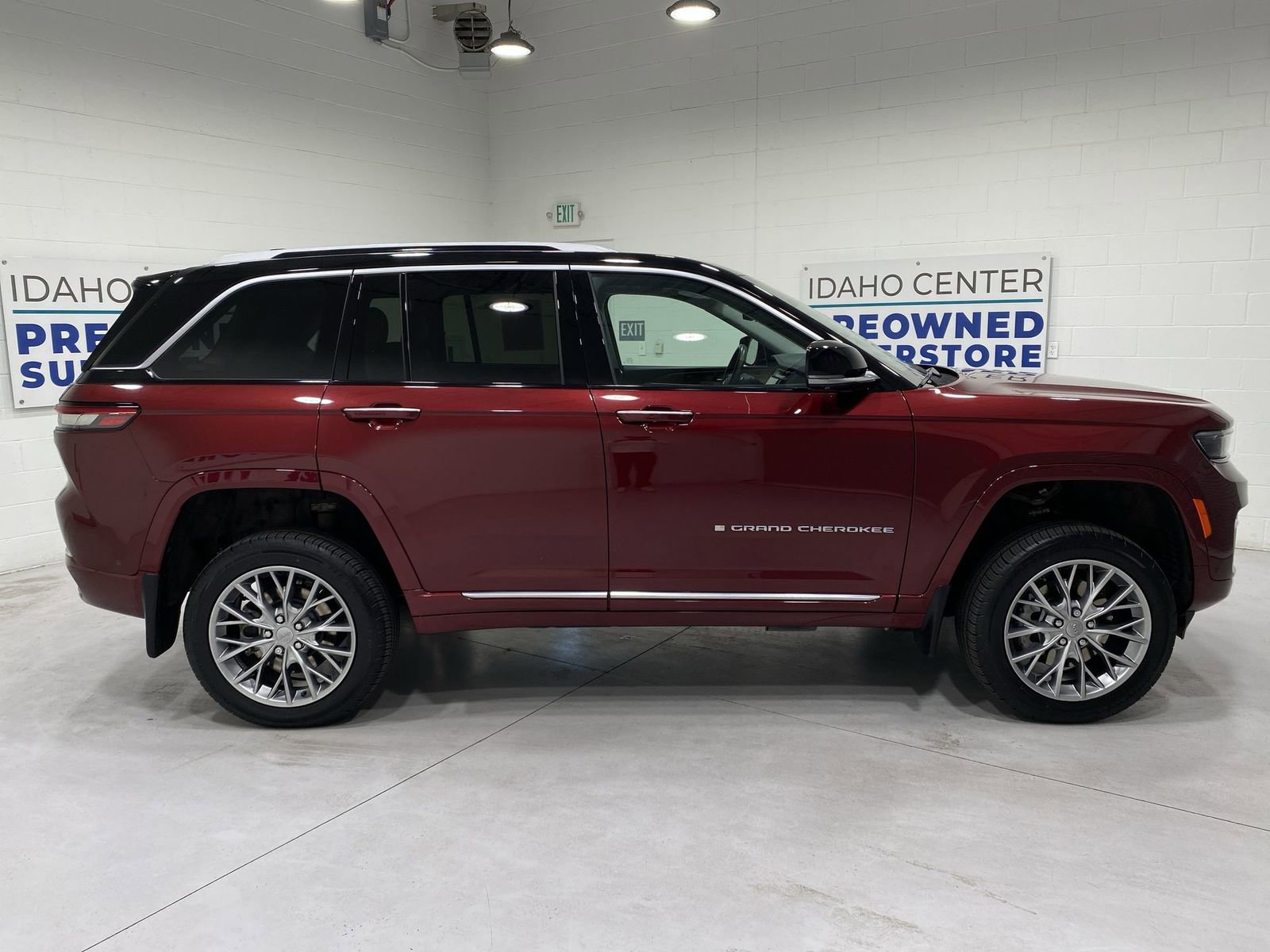 Used 2022 Jeep Grand Cherokee Summit w/ Advanced Protech Group IV AWD/4WD image 9