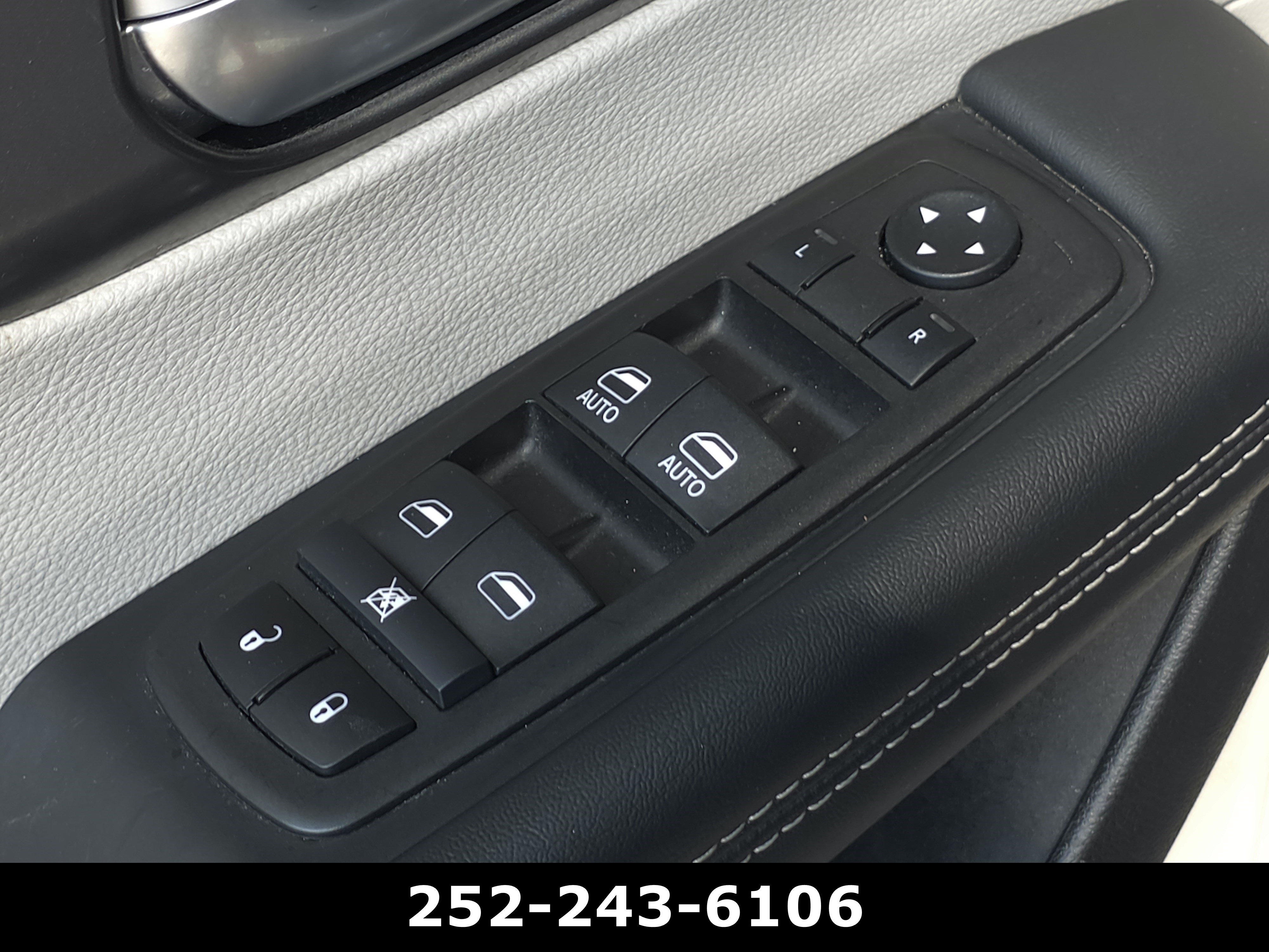 Used 2024 Chrysler Pacifica Touring-L FWD image 27