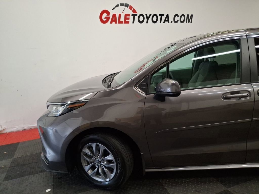 Used 2023 Toyota Sienna LE image 5