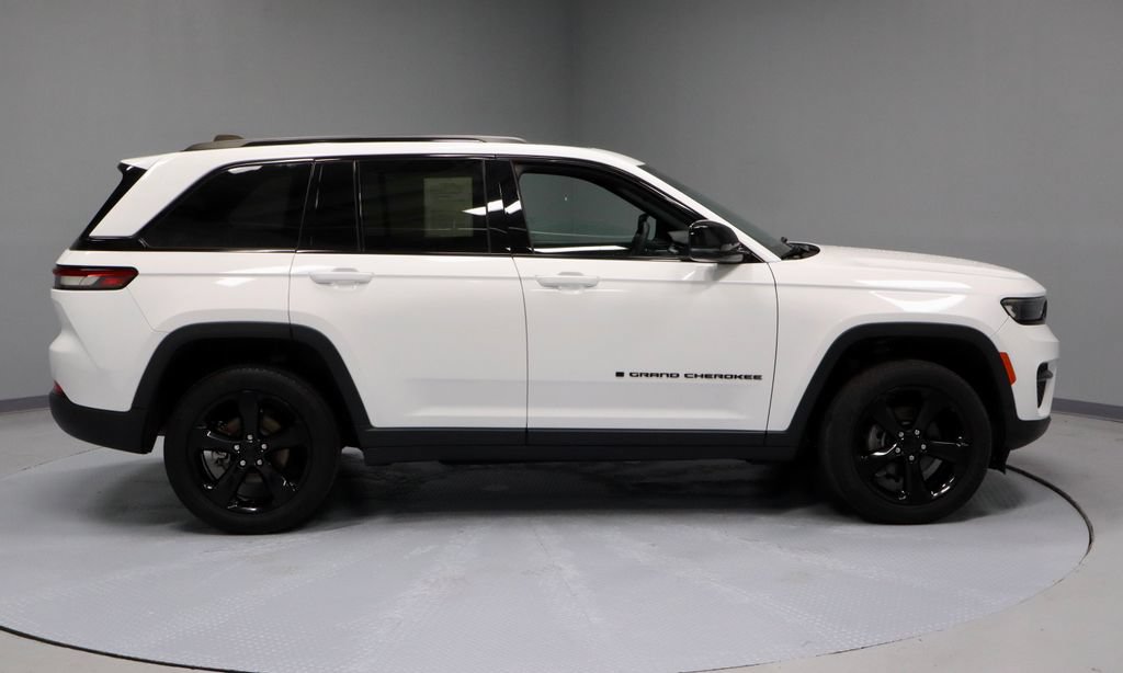 Used 2023 Jeep Grand Cherokee Altitude AWD/4WD image 6