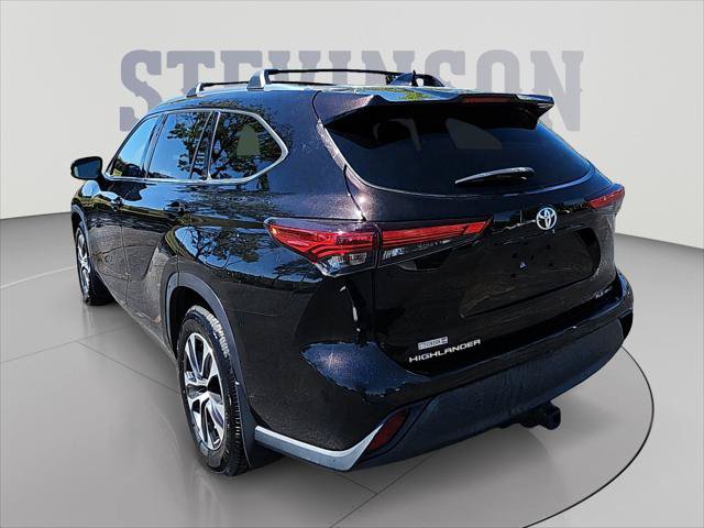 Certified 2020 Toyota Highlander XLE AWD/4WD image 3