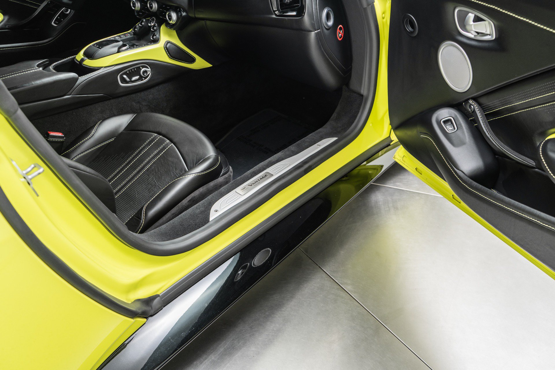 Used 2019 Aston Martin V8 Vantage Coupe RWD image 30