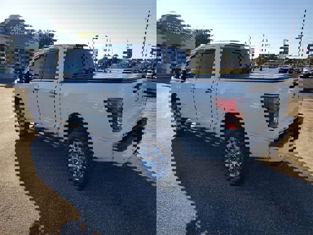 Used 2020 Nissan Titan SL w/ Moonroof Package image 3