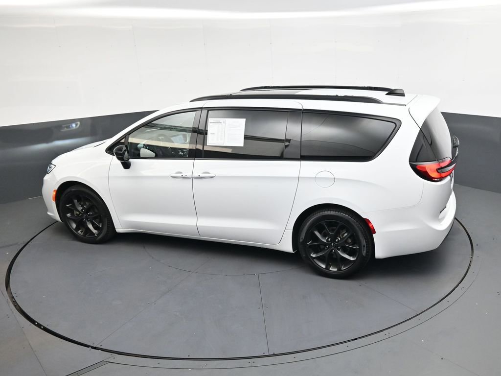 Used 2025 Chrysler Pacifica Limited image 31