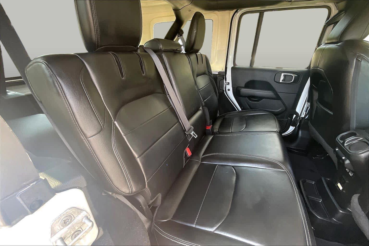 Used 2023 Jeep Wrangler Unlimited Sahara AWD/4WD image 16