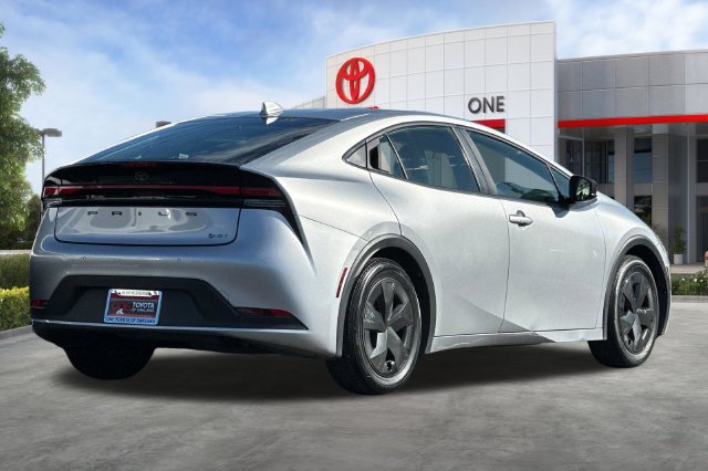 Certified 2025 Toyota Prius LE FWD image 5