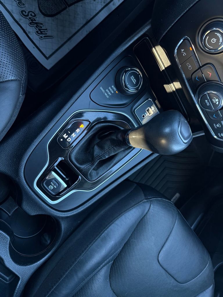 Used 2019 Jeep Cherokee Limited image 28