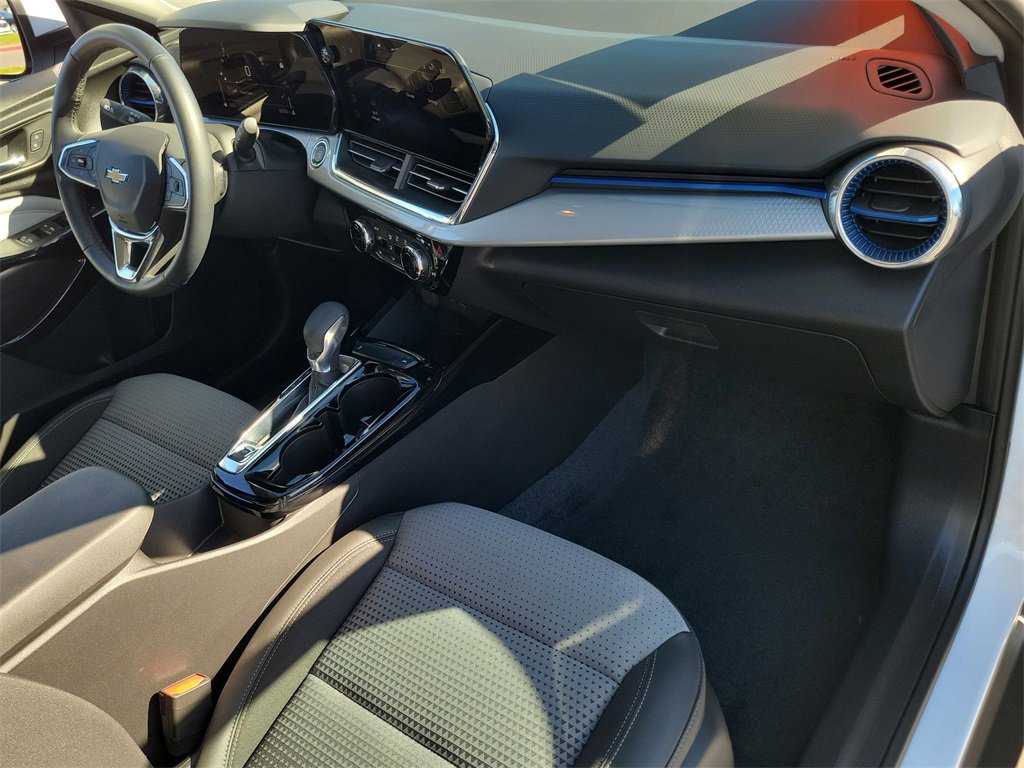 Used 2025 Chevrolet Trax LT w/ Driver Confidence Package image 27