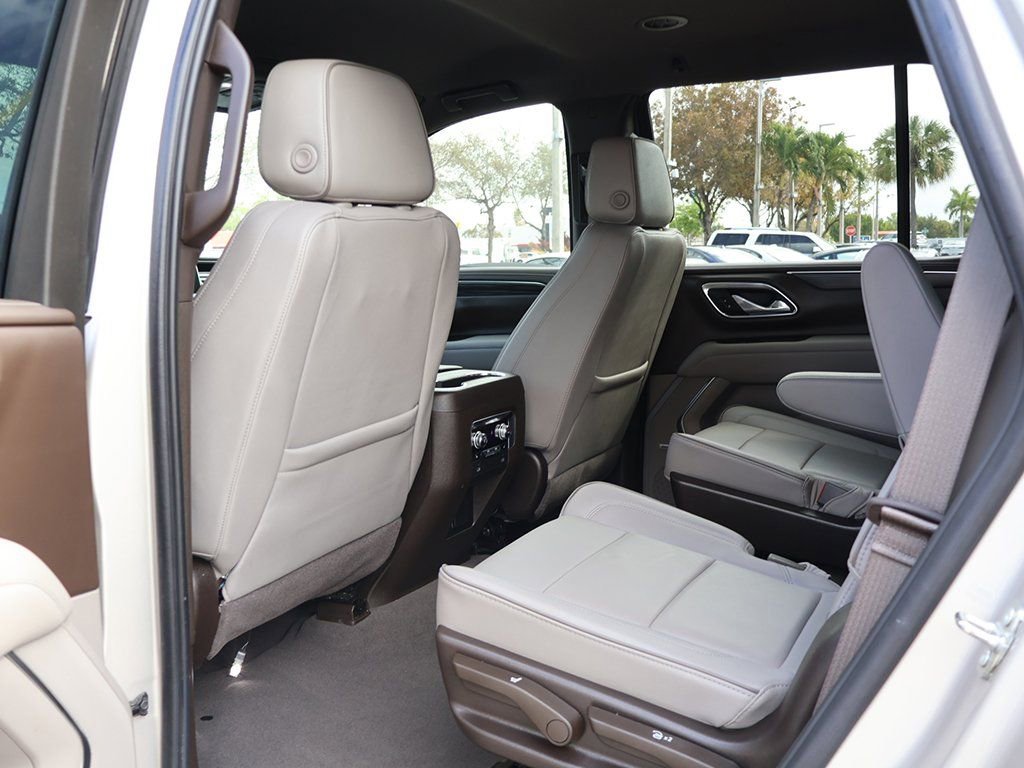 Used 2024 GMC Yukon SLT w/ SLT Luxury Package RWD image 34