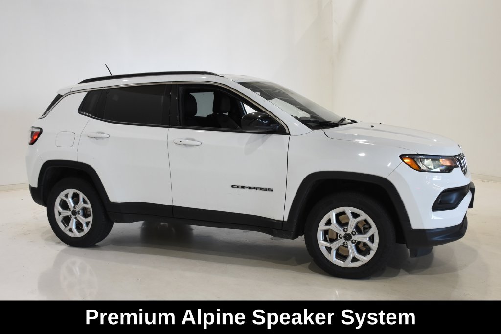 Used 2025 Jeep Compass Latitude w/ Sun & Sound Group AWD/4WD image 3