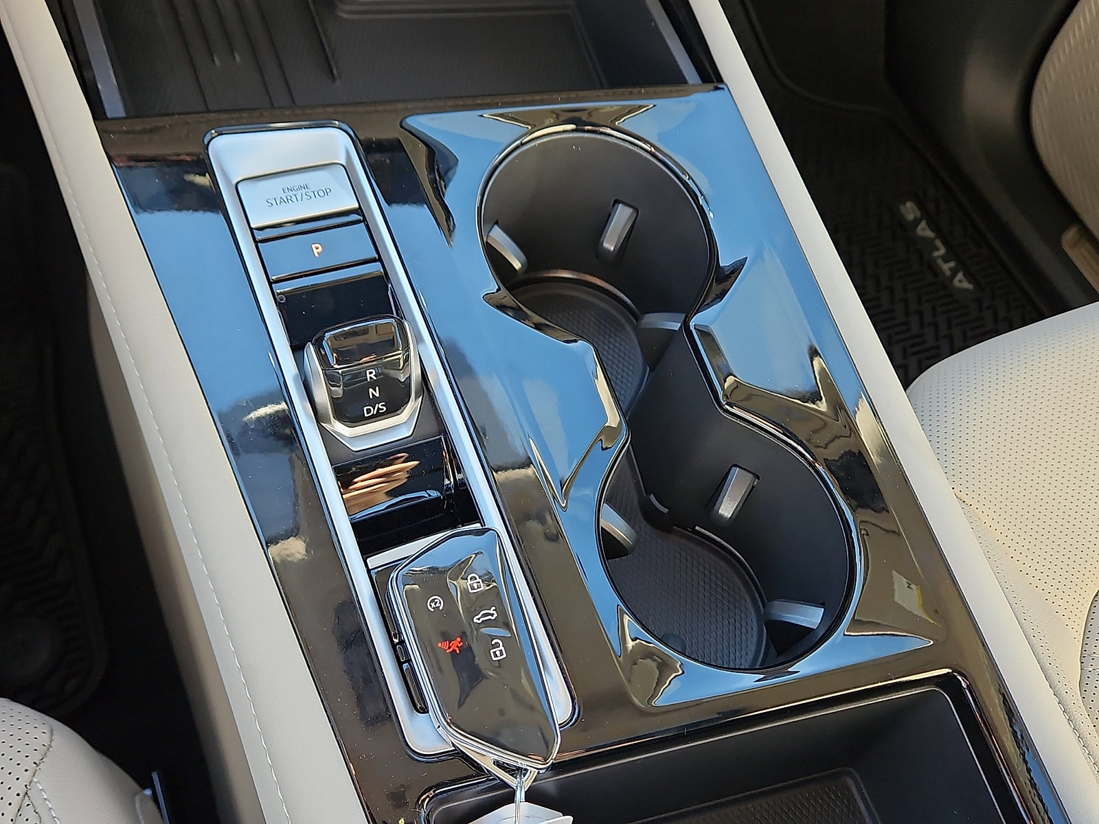 New 2025 Volkswagen Atlas SE image 15