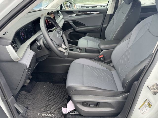 Used 2025 Volkswagen Tiguan SE AWD/4WD image 26