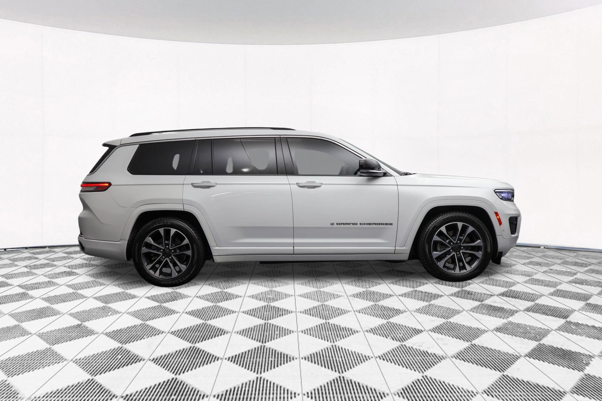Used 2021 Jeep Grand Cherokee L Overland w/ Luxury Tech Group IV AWD/4WD image 47