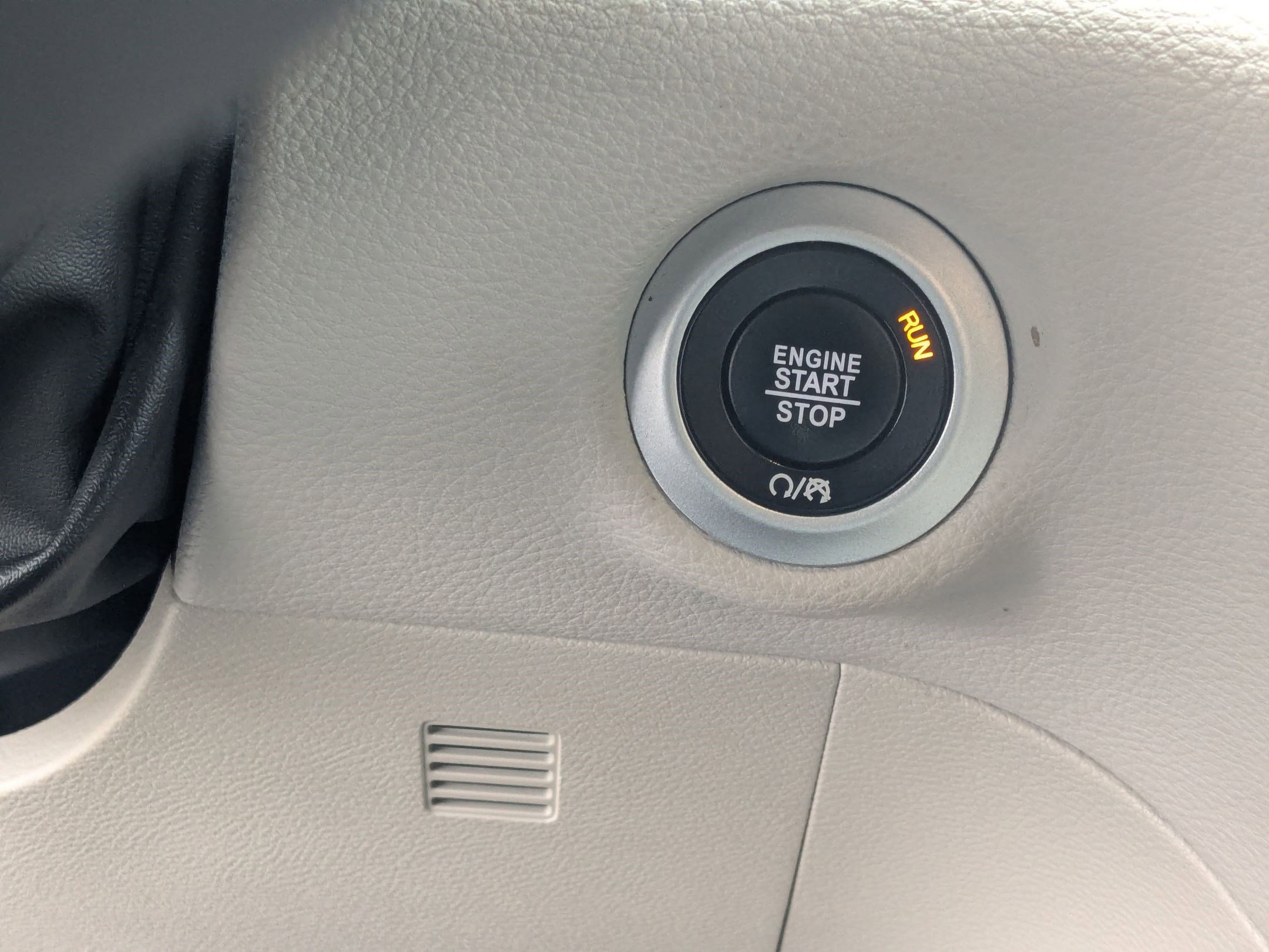 Used 2023 Chrysler Pacifica Limited w/ Uconnect Theater Family Group image 27