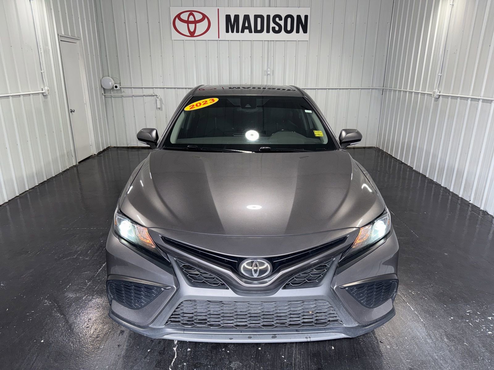 Used 2023 Toyota Camry SE FWD image 5