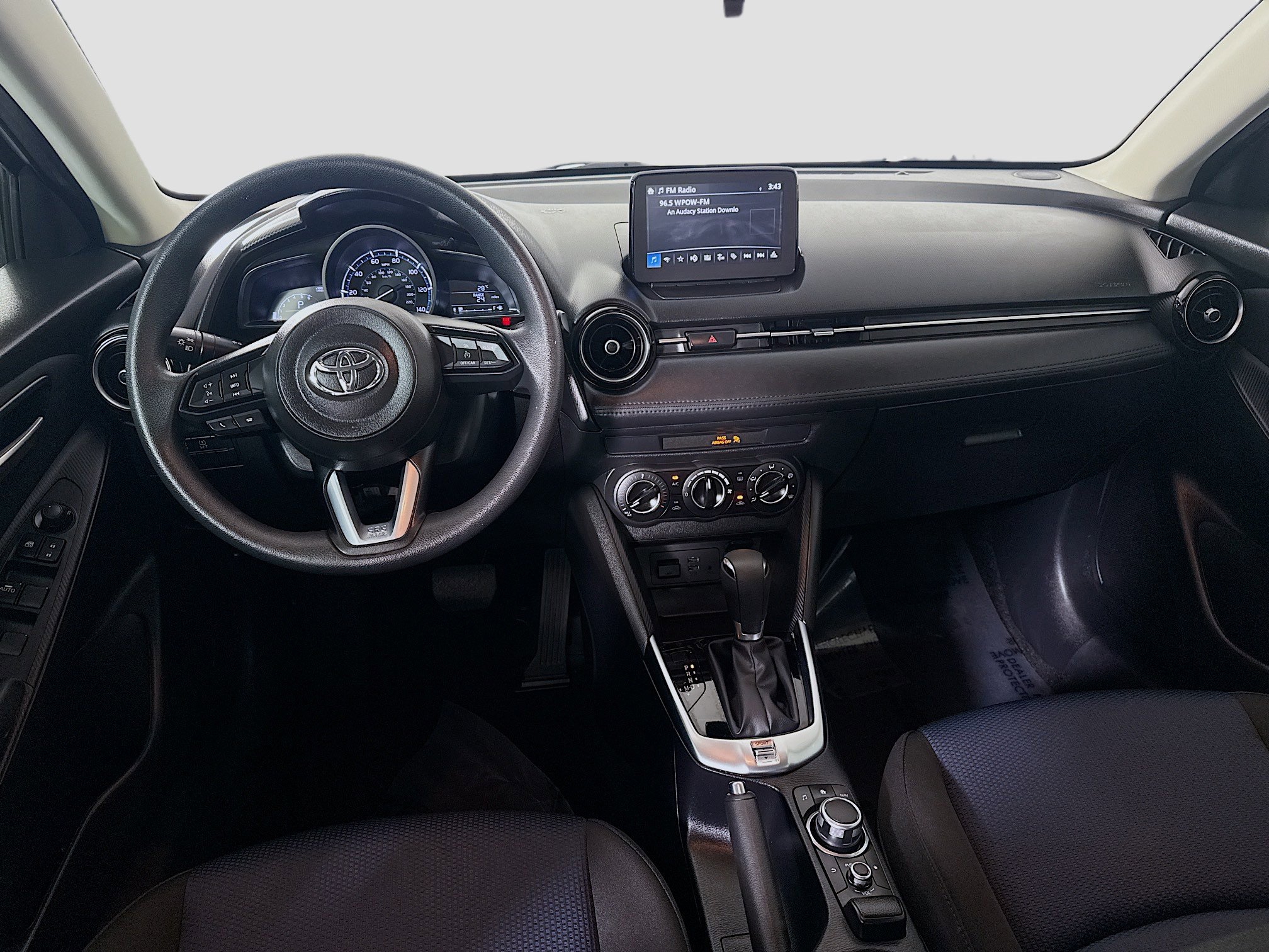 Used 2019 Toyota Yaris L image 17