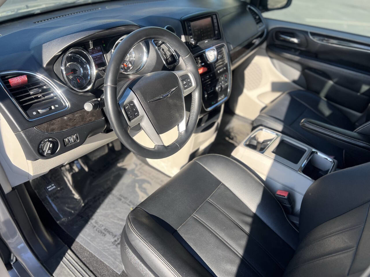 Used 2016 Chrysler Town & Country Touring image 11