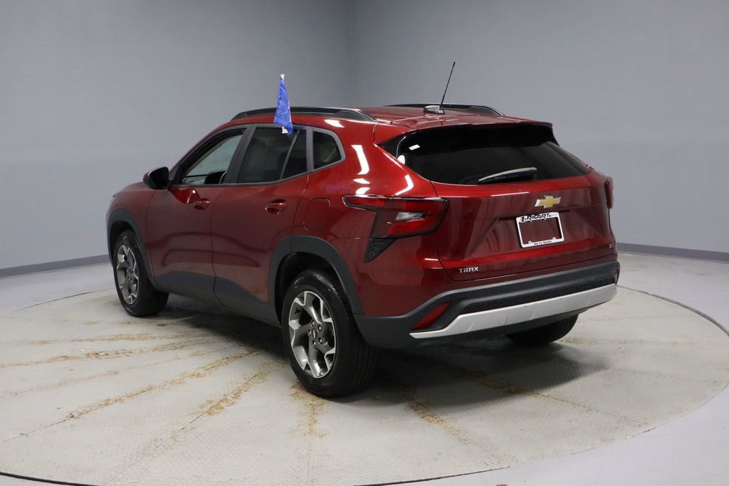 Used 2025 Chevrolet Trax LT w/ LT Convenience Package image 9