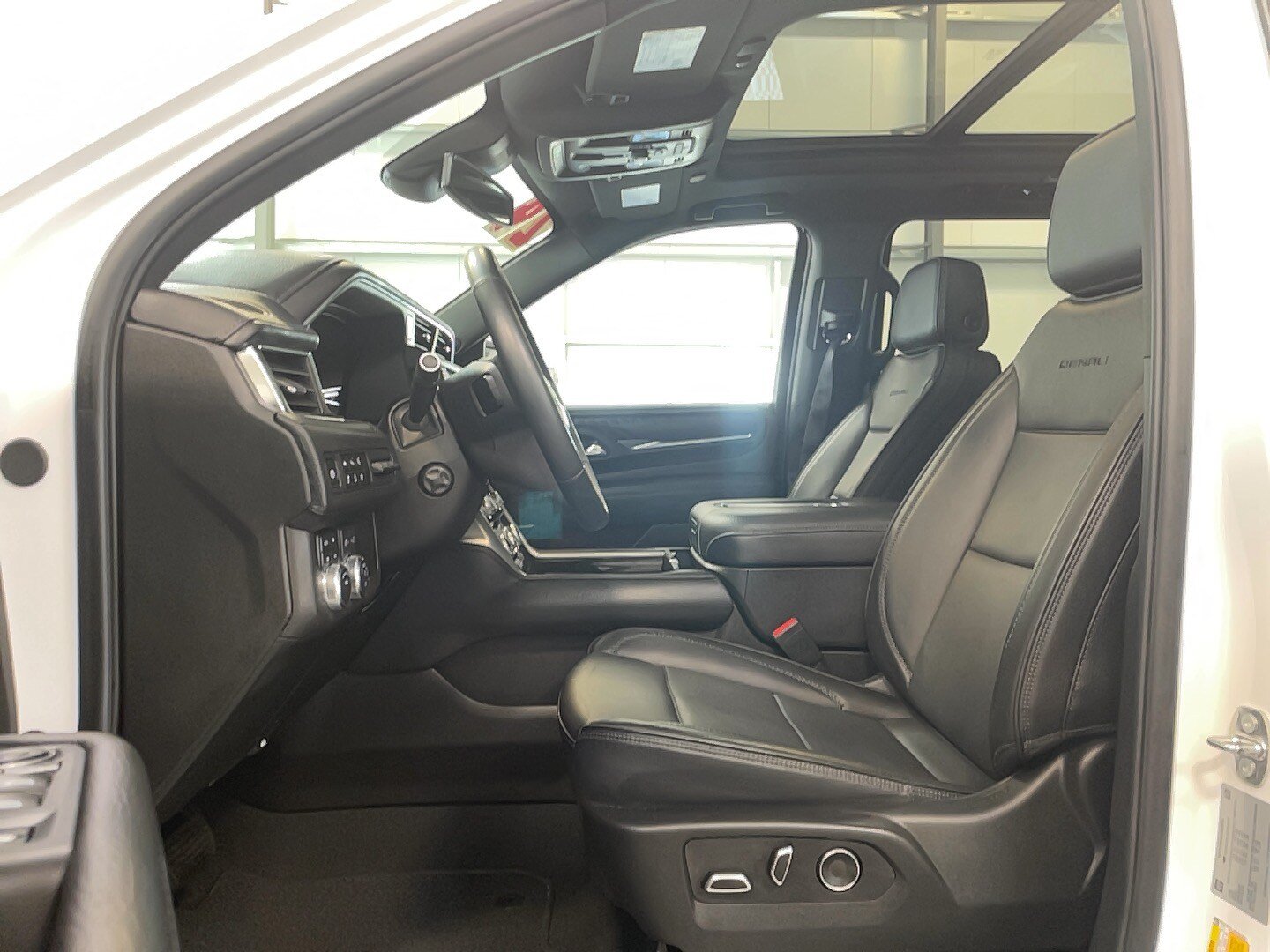 Used 2024 GMC Yukon XL Denali AWD/4WD image 10