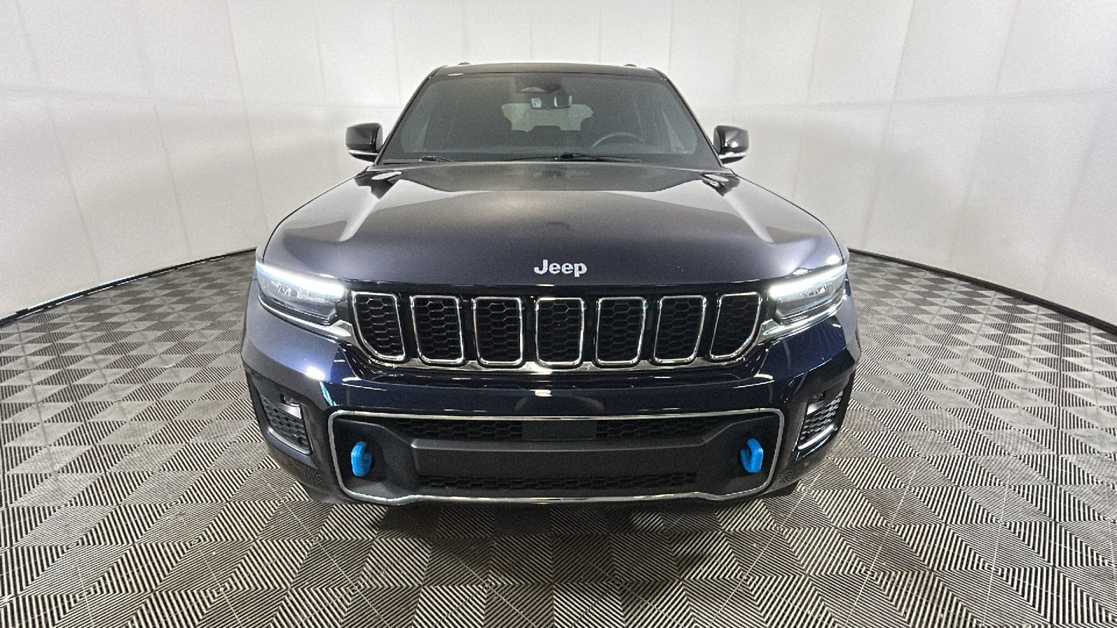 Used 2023 Jeep Grand Cherokee Overland w/ Luxury Tech Group IV AWD/4WD image 9