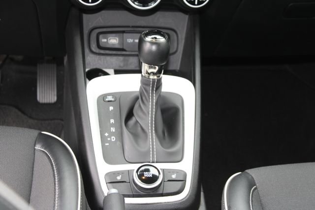 Used 2022 Hyundai Venue Limited image 13