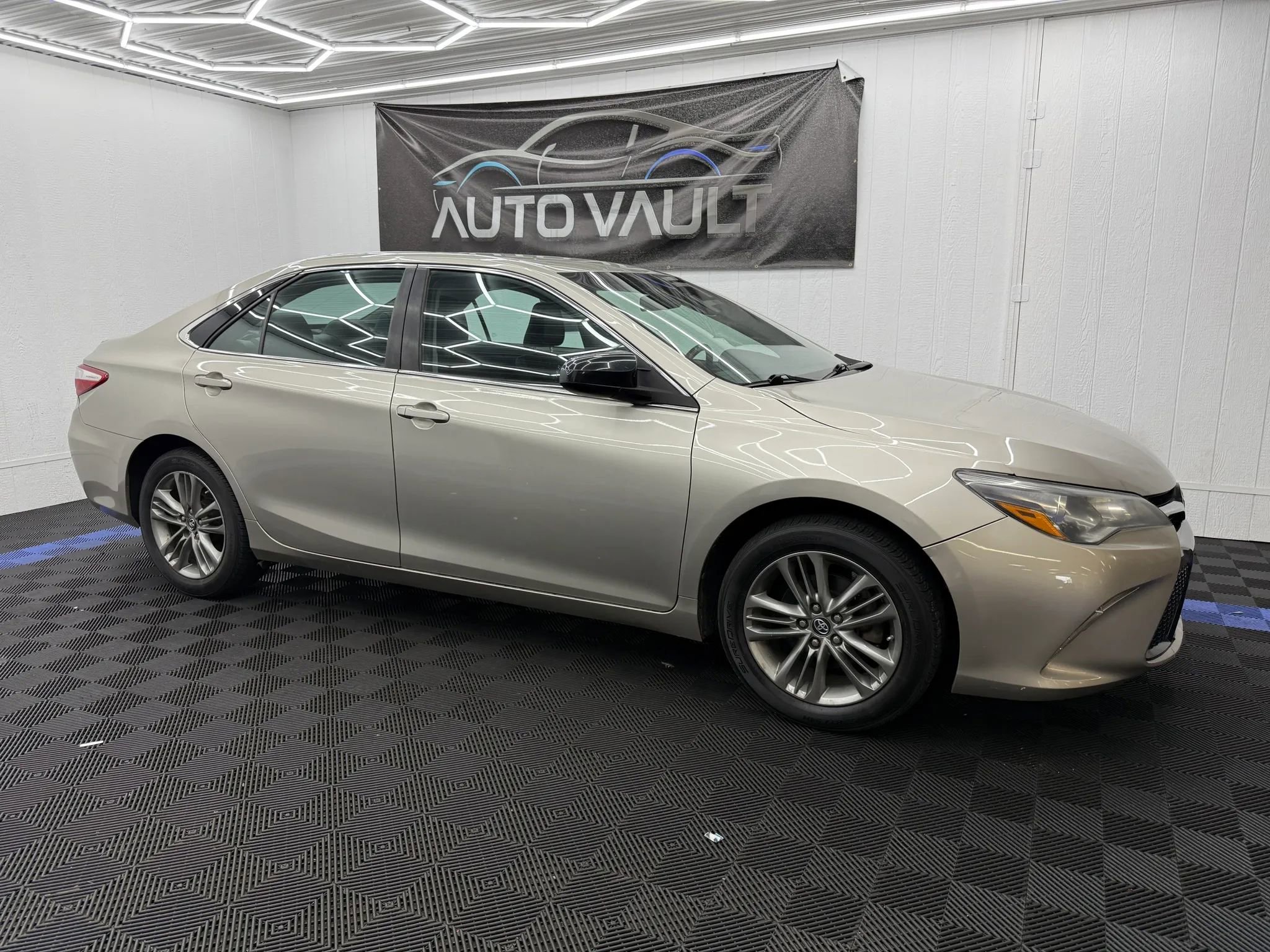 Used 2017 Toyota Camry SE FWD image 2