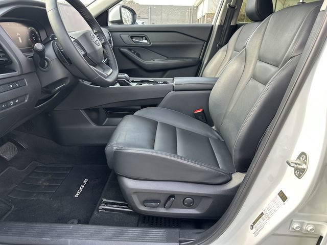 Certified 2025 Nissan Rogue SL w/ Tech Package FWD image 11