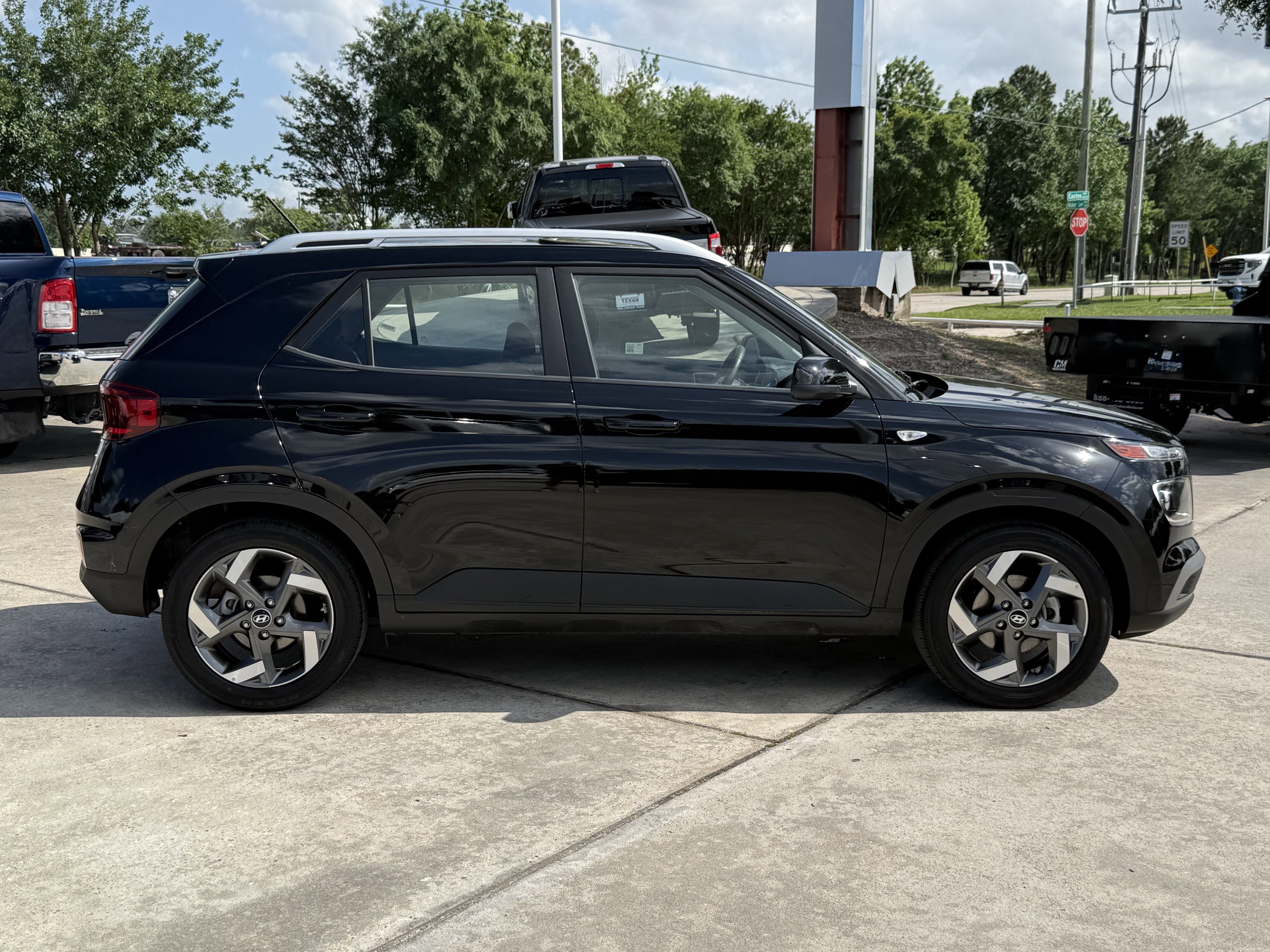 Used 2025 Hyundai Venue SEL FWD image 3