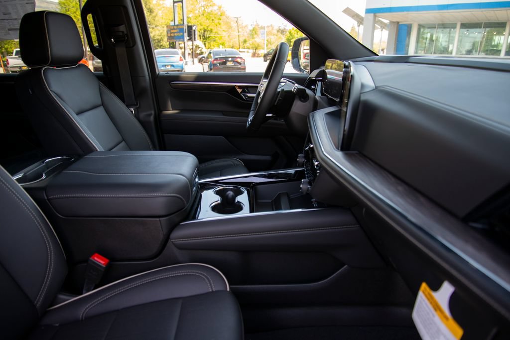New 2025 Chevrolet Suburban Premier AWD/4WD image 17
