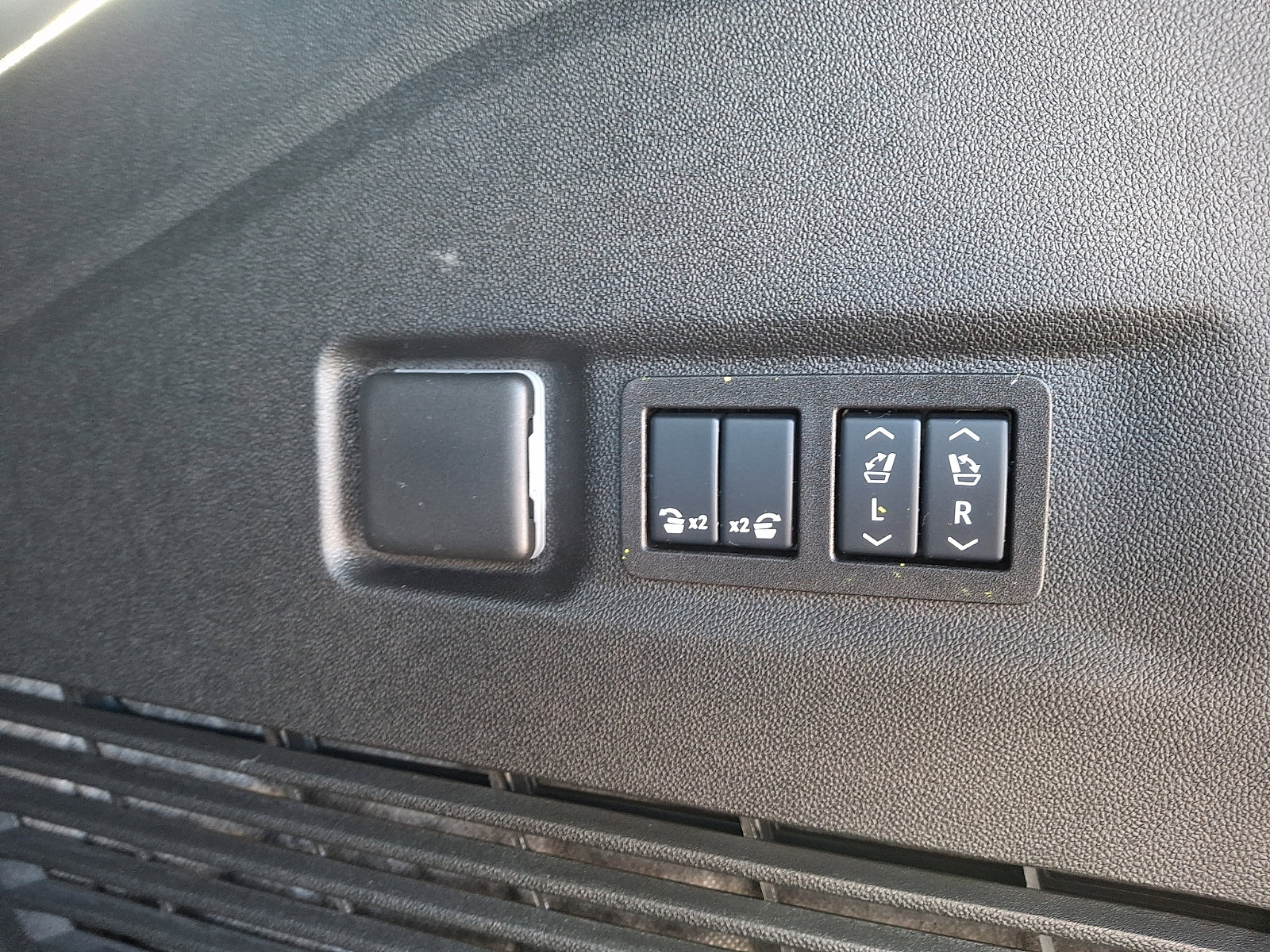 Used 2025 GMC Yukon XL Denali w/ Sun & Power Step Package image 30