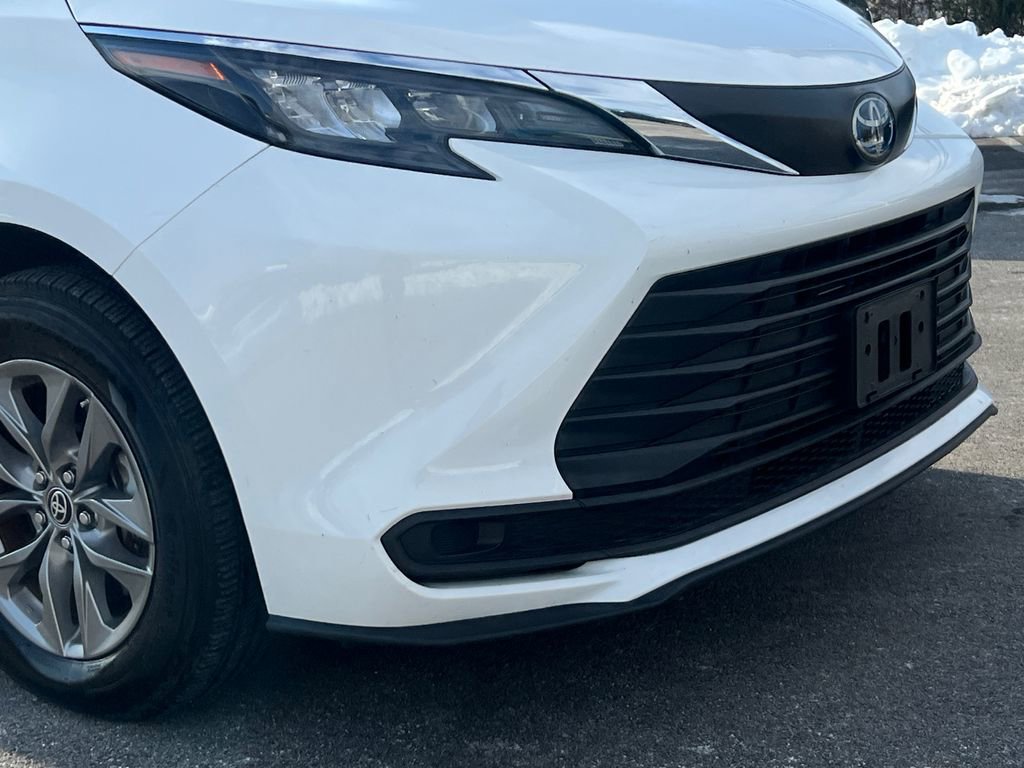 Used 2024 Toyota Sienna LE image 7