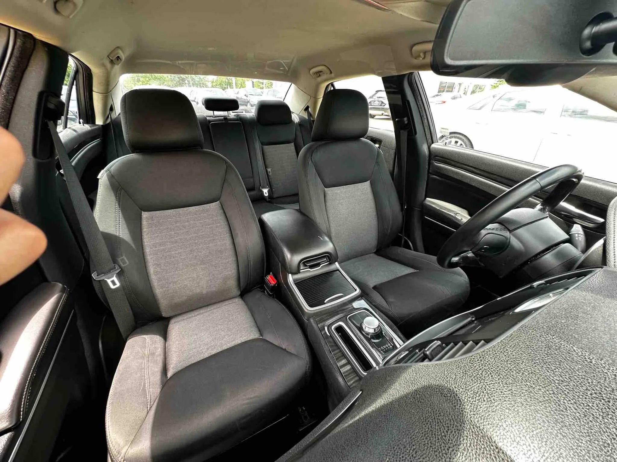 Used 2018 Chrysler 300 Touring w/ Driver Convenience Group image 55