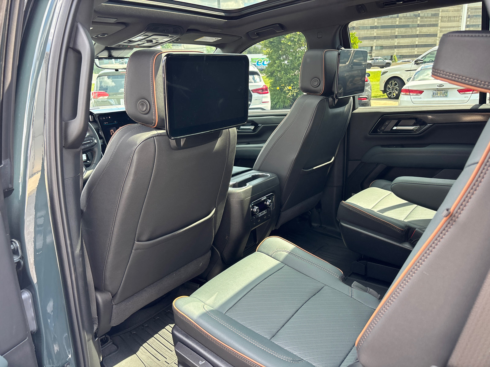 Used 2025 GMC Yukon AT4 w/ AT4 Premium Plus Package AWD/4WD image 26