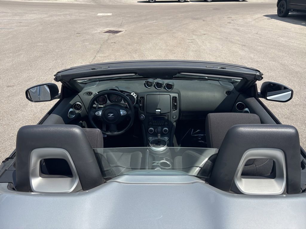 Used 2016 Nissan 370Z Roadster RWD image 10