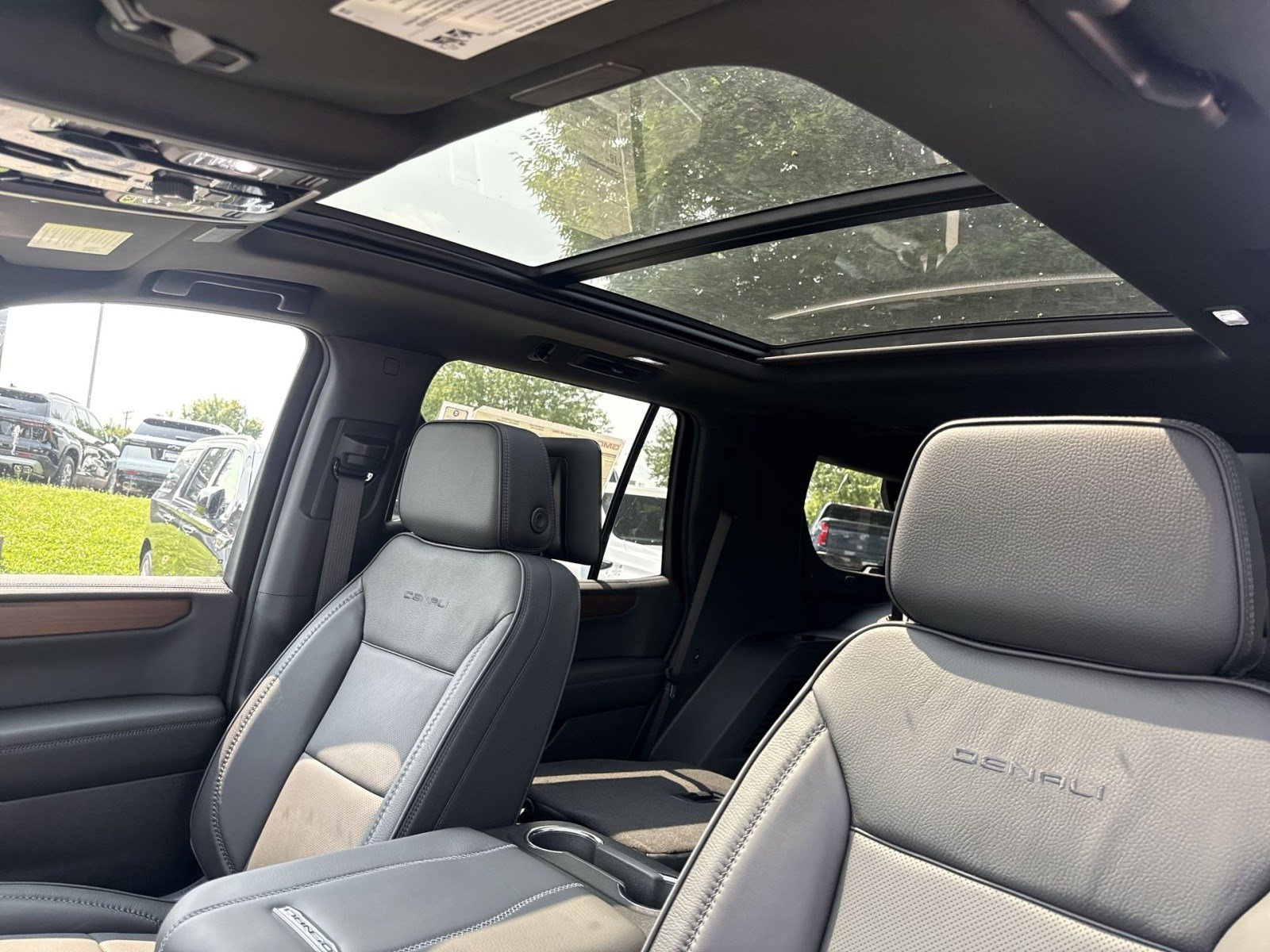 New 2026 GMC Yukon Denali w/ Denali Reserve Package AWD/4WD image 19