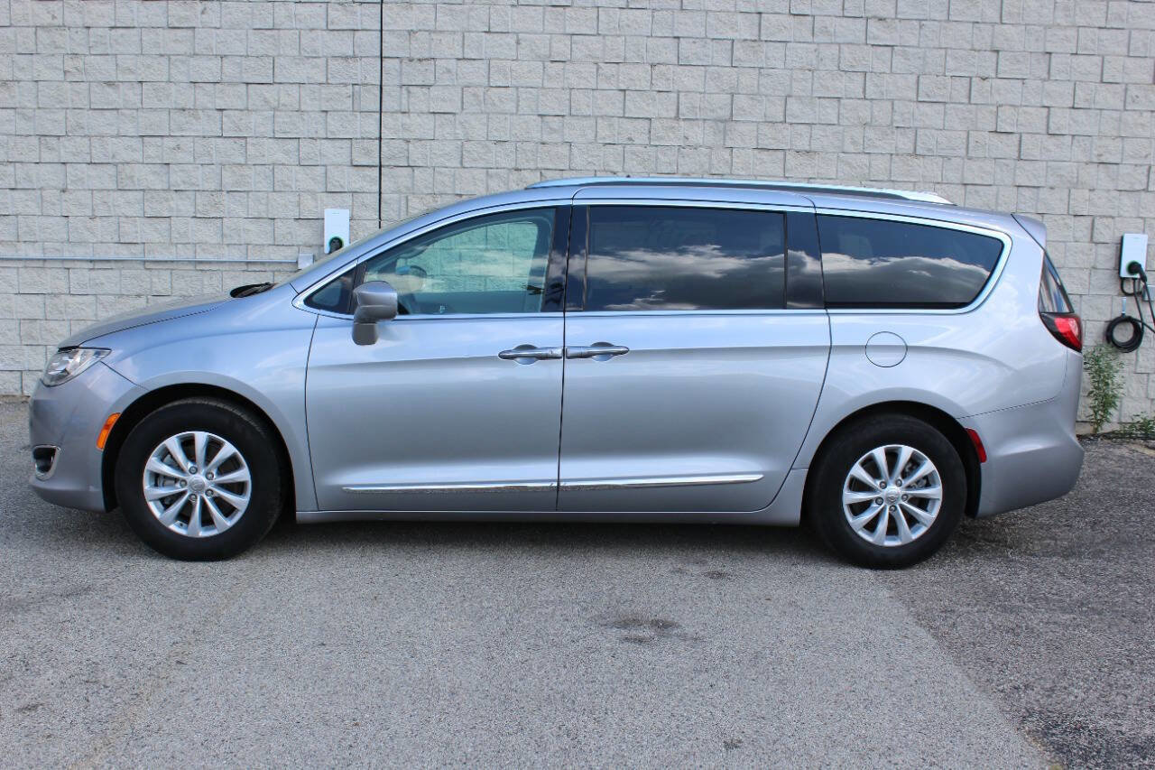 Used 2018 Chrysler Pacifica Touring-L Plus image 2