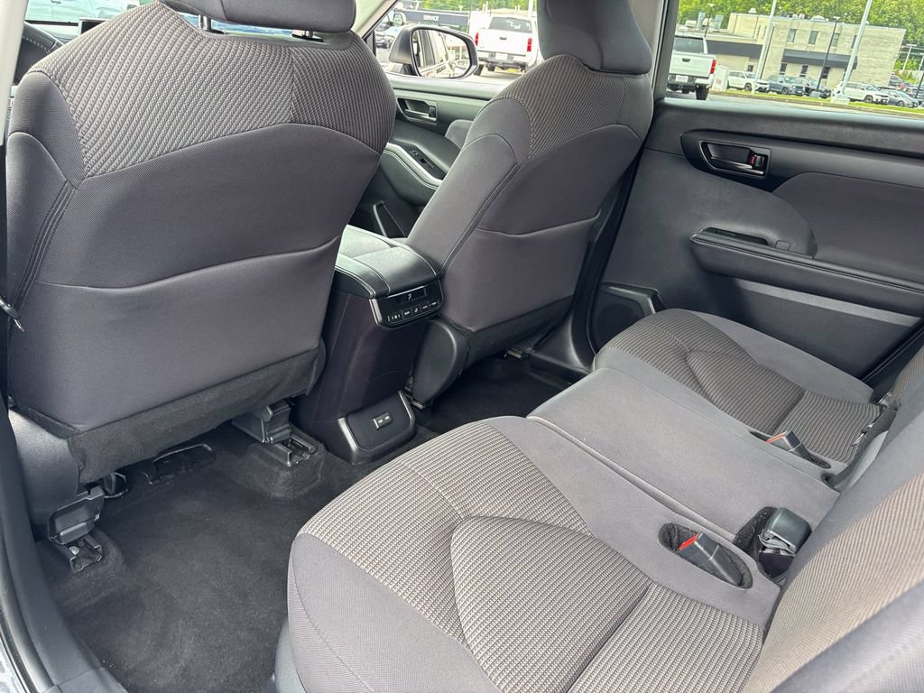 Used 2025 Toyota Highlander LE AWD/4WD image 43