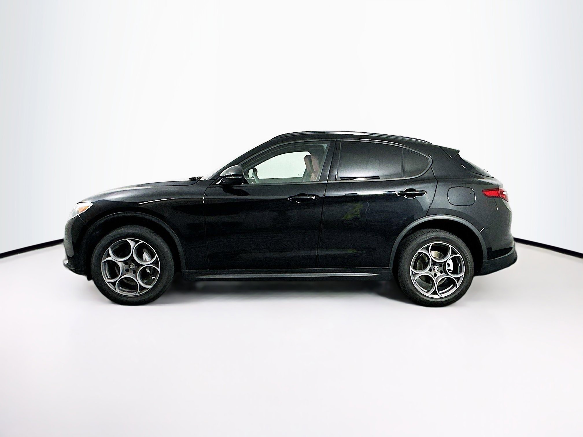 Used 2023 Alfa Romeo Stelvio Sprint RWD image 4