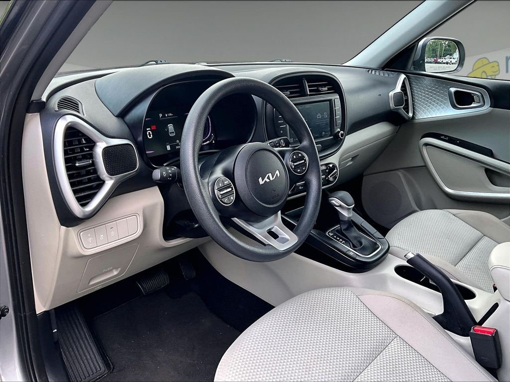 Used 2025 Kia Soul LX w/ LX Technology Package FWD image 8