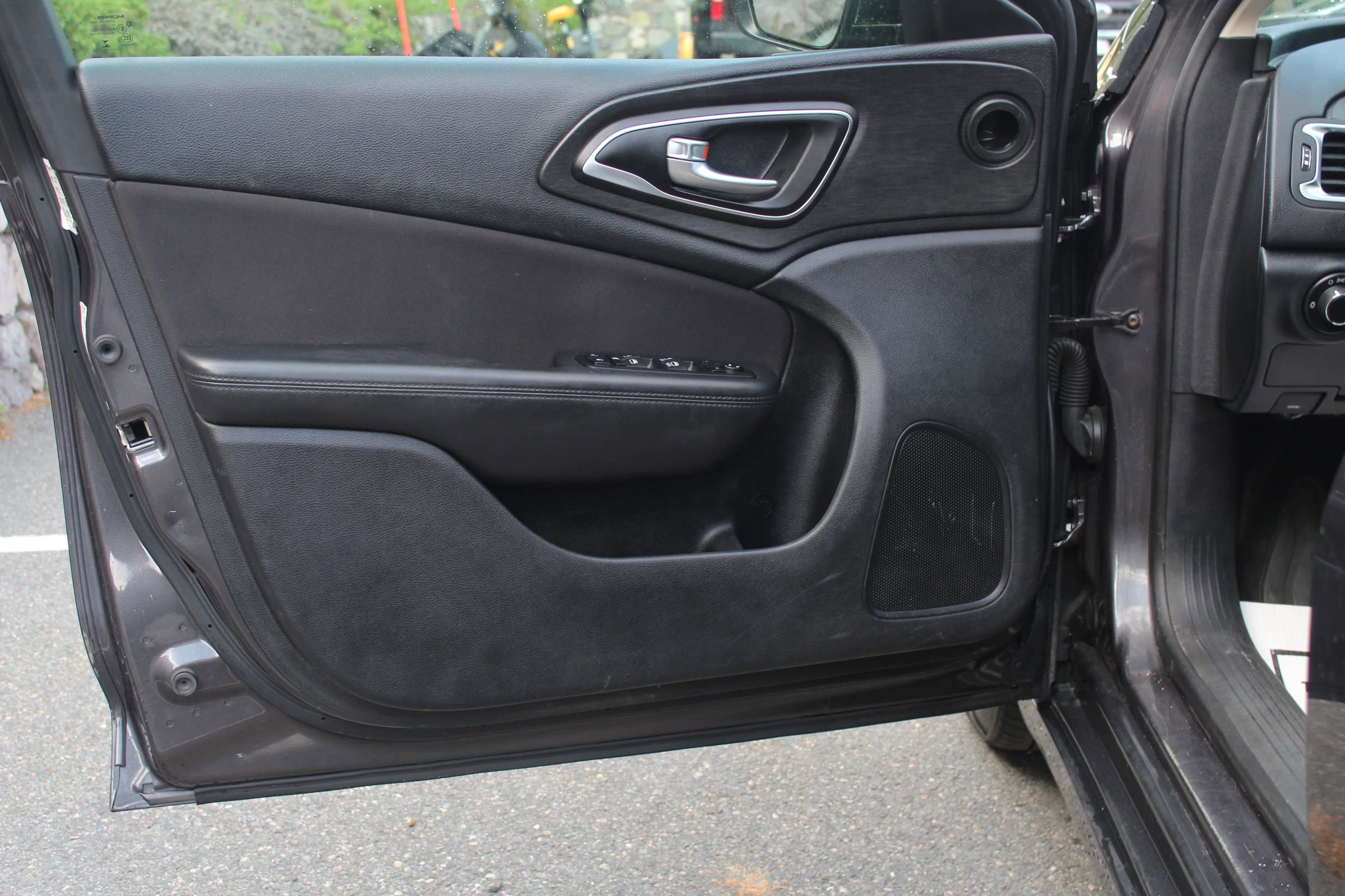 Used 2015 Chrysler 200 Limited w/ Convenience Group image 12